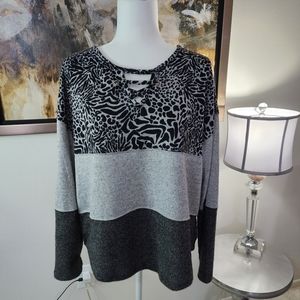 Absolutly Famous Black/Grey Leopard Print Sweater w Peephole Neck…